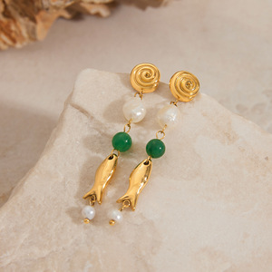 Pendientes Colgantes de Oro de 18K con Ágata Verde y Perla, Diseño de Pez, para Uso Diario - Product Image 2