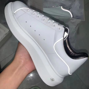 Venta directa de fábrica de zapatillas blancas para caminar. Tu calzado para caminar de suela gruesa. Calzado deportivo informal para hombre y mujer. Estilo veraniego. - Product Image 1