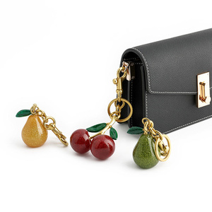 Chaveiro de Zinco Durável com Pingente de Frutas (Cereja, Pera, Maçã) para Mulheres, Acessório de Luxo e Moda para Bolsas, Decoração Fofa para Bolsas e Carteiras - Product Image 3