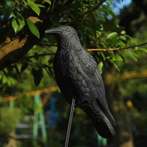 Support d'effaroucheur d'oiseaux de jardin en plastique noir avec ornement de leurre de corbeau pour les tactiques de peur et la chasse - Product Image 6