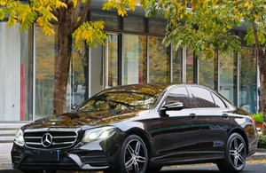 <span class=keywords><strong>Mercedes</strong></span>-Benz Classe E d'occasion 2017 E-300 Sports Berline automatique essence sièges en cuir foncés - Product Image 2