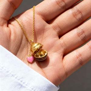 Collana con ciondolo a catena a forma di scatola di cioccolatini rosa con stemma retrò, design a piccola tiratura, stile Ins, per ragazza, con apertura e chiusura, ispirazione buddista - Product Image 3