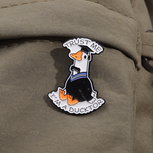 Broches de Esmalte al por Mayor con Diseño de Pato Médico, Broches Creativos de Dibujos Animados de Animales, Accesorios para Ropa y Solapa - Product Image 3
