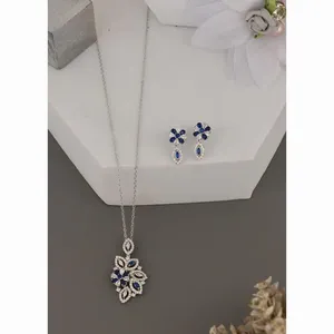 Collier pendentif floral bleu et blanc en argent sterling 925 avec boucles d'oreilles assorties, ensemble de bijoux couleur saphir étincelant - Product Image 2