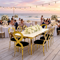 Chaises modernes empilables en cuir PU blanc avec pieds chromés et coussin doré pour table à manger, idéales pour la maison, l'hôtel, les événements et les réceptions