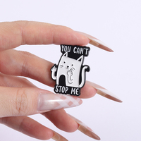 Broches de esmalte de gato sarcástico y atrevido con gesto de dedo medio: No me puedes detener, hago lo que quiero. Joyería para solapa.