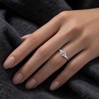 Bague de fiançailles classique en argent sterling 925 avec 3 pierres de moissanite ronde de 1 carat couleur D VVS1 et bande baguette simple