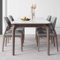 Table à manger de la marque Coastline, style côtier, carrée, en pin massif, plateau en pierre frittée, 6 places, chaises grises, design moderne, aspect luxueux