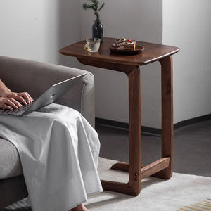 Table d'appoint en forme de C en bois <span class=keywords><strong>massif</strong></span> de noyer américain moderne et minimaliste, personnalisable, pour les petits espaces ou l'utilisation d'un ordinateur portable - Product Image 2