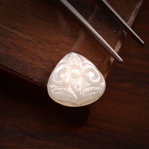 Zajara Đá Quý Handmade Khắc Tự Nhiên Trắng Thạch Anh Moonstone Đá Quý Thay Đổi Màu Sắc Hiệu ứng Quang Học <span class=keywords><strong>7</strong></span> Carats Số Lượng Lớn Cho Tự Làm Đồ Trang Sức - Product Image 1