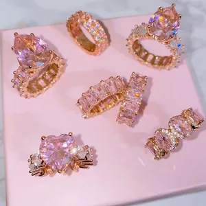 Cincin Pertunangan Berlian Zamrud Baguette, Cincin Hati CZ Kuningan Ice Out, Cincin Pertunangan Band untuk Wanita, Perhiasan Pria Hip Hop Berlapis Emas 18K