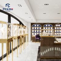 Aménagement clé en main de boutique de bijoux avec vitrines en verre sur mesure, comptoirs d'exposition et services de conception de magasin