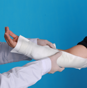 Attelle orthopédique en fibre de verre/polyester moulable pour premiers secours médicaux, protection respirante, fixation externe, prix d'usine - Product Image 1