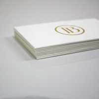 Carte de visite de luxe personnalisée avec logo en feuille d'or, en papier coton épais, texture gaufrée en grille pour l'identité d'entreprise