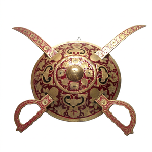 Juego de escudos y espadas medievales decorativos de latón pulido con impresión tipográfica en dos colores para empresas, hogares y hoteles - Product Image 1