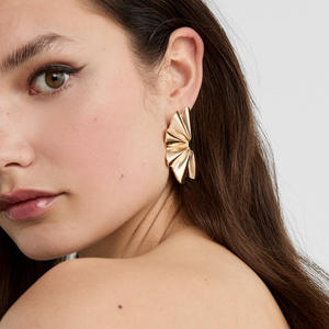 Boucles d'oreilles clous en forme d'éventail brillant en acier inoxydable plaqué or simple et tendance pour femmes, bijoux en gros - Product Image 2