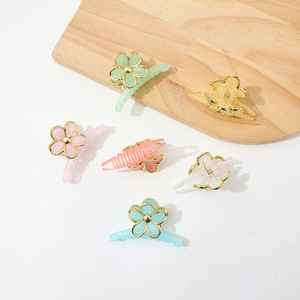 Pinza de Pelo Grande con Diseño de Flor de Huevo y Borde Dorado, Color Plástico Jelly, Estilo Elegante y Versátil - Product Image 4