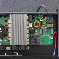 Amplificateur de puissance audio professionnel 4 canaux classe D 4-600W, corps métallique, entrée XLR, montage sur support pour systèmes audio surround
