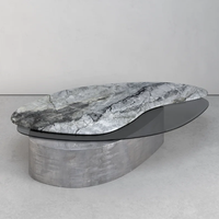 Table basse Dream Home en marbre gris veiné naturel, dalle asymétrique, verre trempé texturé, base basse métallique