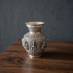 Kalash Ashtalakshmi à col haut sculpté avec des idoles de Lakshmi de très haute qualité - Product Image 4