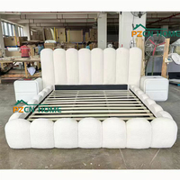 Vente en gros OEM Lit Queen rembourré en velours blanc crème, anti-boulochage, à profil bas, style nuage, pour mobilier de chambre