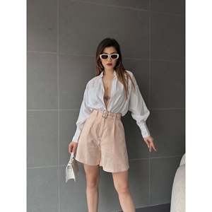 Shorts Mom Femme DEFILLÉ Blanc 100% Coton à Œillets Ceinturés Taille Haute Jambes Larges pour Tenue Décontractée Estivale - Product Image 1