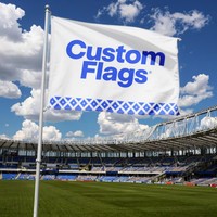 Drapeau promotionnel personnalisé avec logo imprimé numériquement sur toile polyester verticale, taille sur mesure, double face, avec bande de fixation en toile.