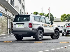 2022 To-yotaPrado SUV Interior usado Excelentes capacidades todoterreno Transmisión manual Conducción a la izquierda - Product Image 3