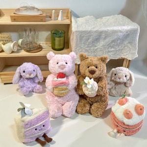 Peluche Jelly Cats Ours Rose Gâteau aux Fraises avec Sac Anti-Poussière Offert – <span class=keywords><strong>Animal</strong></span> en Peluche Fantaisie pour Décoration de Chambre d'Enfant – Boutique Esthétique - Product Image 1