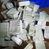 Tous les accessoires pour bougies, tels que les colorants pour bougies, les autocollants, les mèches de bougies, etc.