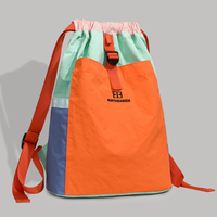 Sac à dos de sport en nylon léger et souple avec cordon de serrage, color block, taille moyenne, pour hommes et femmes, idéal pour le badminton et les activités de plein air