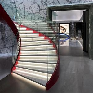 Cầu thang cạnh kính cong bước gỗ nổi thiết kế tùy chỉnh cho kiến trúc hiện đại và ngôi nhà sang trọng - Product Image 2