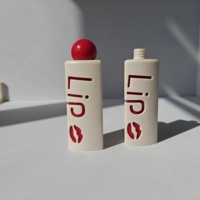 Grosir Kustom Tabung Lipgloss Bentuk Segitiga Pink 1.5ml dengan Logo, Tabung Lip Gloss Kosong Unik Mewah dengan Aplikator Tongkat