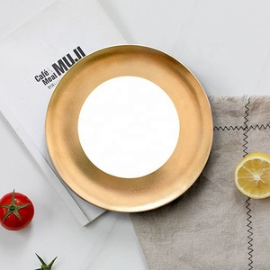 Nouveau design d'ustensiles de cuisine de luxe nordique Plateau en porcelaine osseuse à bordure large Plateau pour restaurant occidental Assiette à pizza créative Vaisselle en porcelaine - Product Image 4