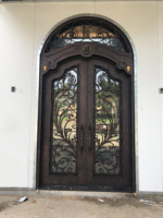 Puerta de Entrada Exterior Antirrobo de Hierro Forjado con Travesaño Arqueado Moderno Personalizado, Detalles Dorados y Cabeza de León, con Volteado Forjado a Mano