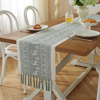 Chemin de table élégant YINUAN en jacquard avec pompons, vert sauge clair, motif damassé géométrique, décoration de table de salle à manger