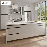 Meuble de cuisine brillant pour appartement, aménagement contemporain avec îlot, rangement par tiroirs, fournitures pour projets résidentiels et boîtes en panneaux de particules