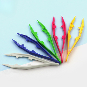 Pincettes en plastique à pointe plate et incurvée, 11x2cm, en forme de plante, jouets scientifiques pour enfants, expériences, usage domestique, unisexe - Product Image 1