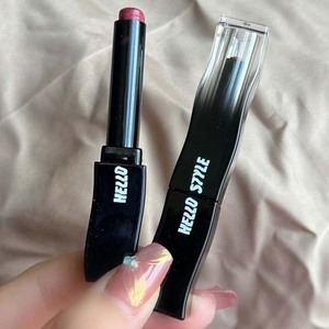 Hello Style Mineral Lipstick Black Wave Espejo hidratante Brillo de agua Blanqueamiento para estudiantes Brillo de labios sólido - Product Image 1