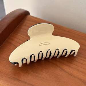 مشبك شعر بتصميم هندسي من مادة الأسيتات بلون سادة مقاس 11 سم بشعار Yuxi المخصص، إكسسوار شعر يومي جديد وكبير لتزيين الشعر - Product Image 5