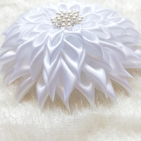 Broches personnalisées faites à la main, 7 pouces, en ruban de satin blanc, thème floral, avec perles, pour la sororité Delta