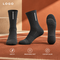 Chaussettes de course respirantes à rayures discrètes réfléchissantes en charbon, avec maille athlétique ventilée, gestion de l'humidité et maintien du talon plat