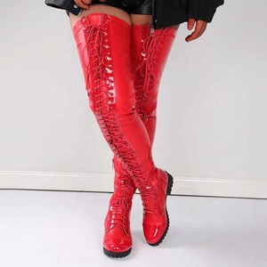 Bottes longues à lacets en dentelle, à bout rond, pour femmes, chaussures à la mode, noires et rouges, au-dessus du genou, à talon plat - Product Image 1