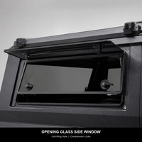 Capot de camion de style camping-car tout-terrain rigide avec porte arrière relevable en verre et fenêtres latérales, doté d'un porte-bagages de toit intégré