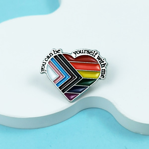 Spilla Creativa LGBTQ a Forma di Cuore 'Tu Puoi Essere Tu Stesso con Me' Arcobaleno Pride Progressivo, Accessorio Distintivo per PRIDE - Product Image 3