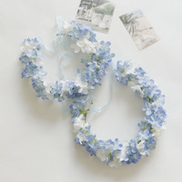 Couronne florale artisanale style forêt, Hortensia et baies, Coiffe de mariée, Bracelet floral en tissu non tissé 22 cm, pour les fêtes et les voyages