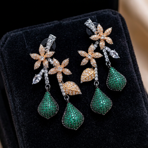 Boucles d'oreilles pendantes de soirée de luxe, traditionnelles, de haute qualité, bicolores or et rhodium noir, plaquées diamant, motif floral cachemire, pour déclaration de style - Product Image 2