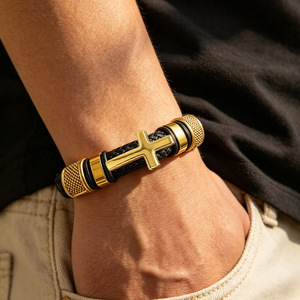 Bracciale da uomo retrò <span class=keywords><strong>in</strong></span> acciaio inossidabile a forma di croce con chiusura magnetica artigianale, cinturino <span class=keywords><strong>in</strong></span> <span class=keywords><strong>pelle</strong></span> alla moda, accessorio di tendenza - Product Image 3