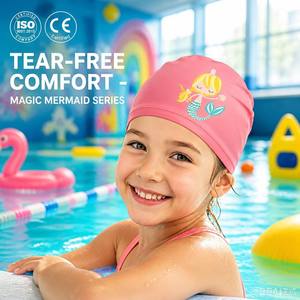 <span class=keywords><strong>Bonnet</strong></span> <span class=keywords><strong>de</strong></span> <span class=keywords><strong>bain</strong></span> professionnel en tissu enduit <span class=keywords><strong>de</strong></span> silicone <span class=keywords><strong>pour</strong></span> enfants, avec logo OEM, imperméable, bonnets <span class=keywords><strong>de</strong></span> <span class=keywords><strong>bain</strong></span> intérieurs en tissu <span class=keywords><strong>pour</strong></span> filles, anti-traction des cheveux - Product Image 1
