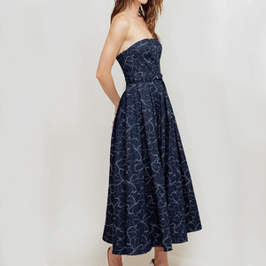 Robe midi en jean de luxe à imprimé mode, sans bretelles, avec ceinture à nouer, en denim mélangé de coton, style bandeau, personnalisable - Product Image 4